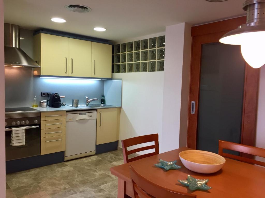 Kuchyňa alebo kuchynka v ubytovaní PRECIÓS APARTAMENT A PRIMERA LÍNIA DE MAR