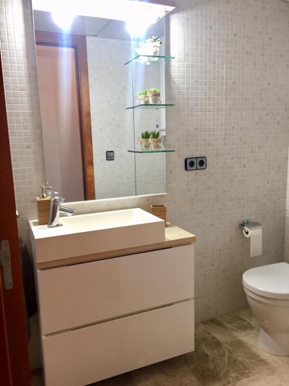 Kúpeľňa v ubytovaní PRECIÓS APARTAMENT A PRIMERA LÍNIA DE MAR