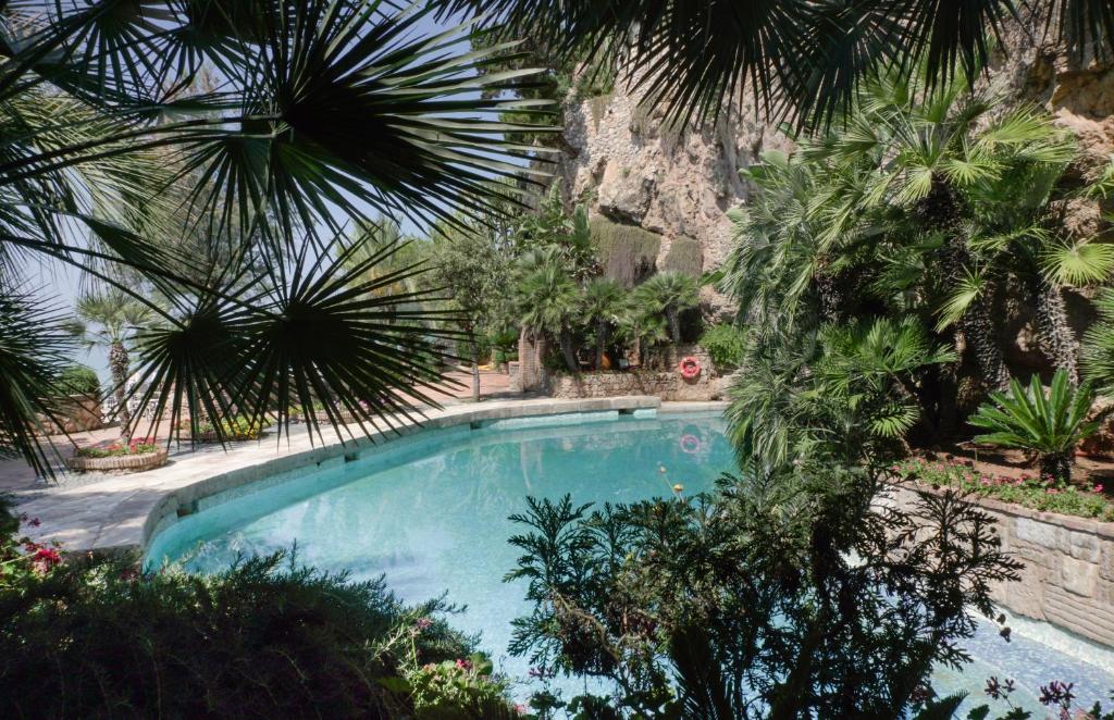 Bazén v ubytování Aeneas' Landing Resort nebo v jeho okolí