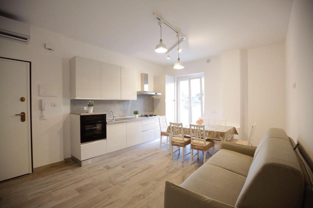 A kitchen or kitchenette at La Conchiglia appartamento Vieste mare