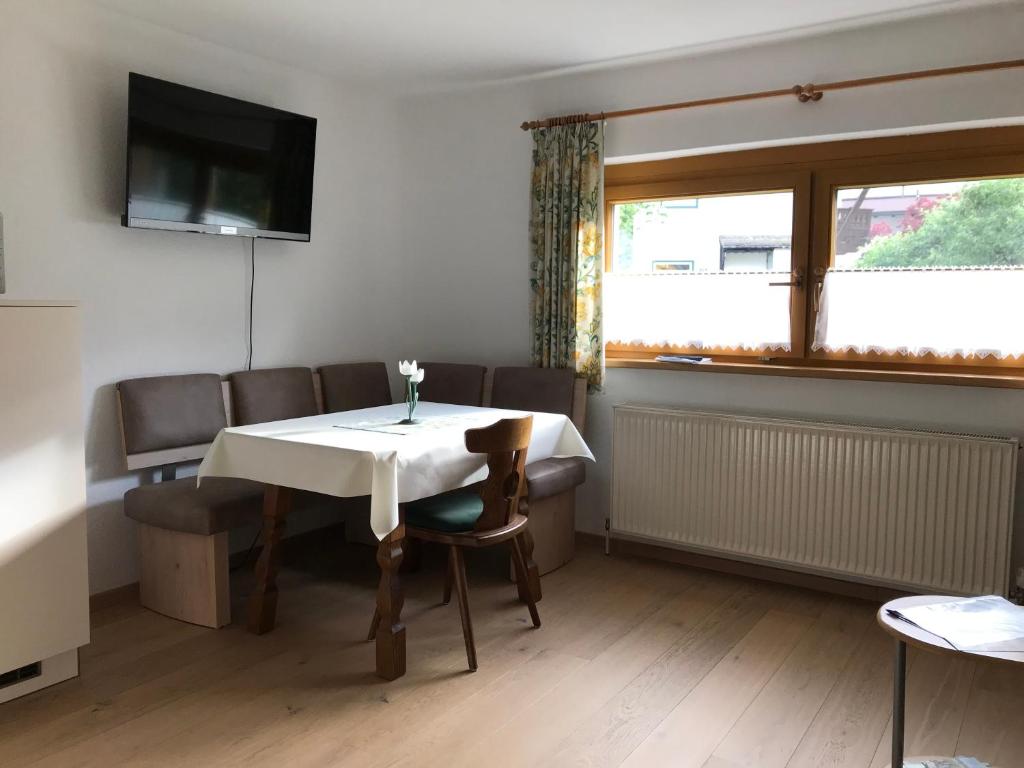 Televízia a/alebo spoločenská miestnosť v ubytovaní Ferienhaus Hofwimmer