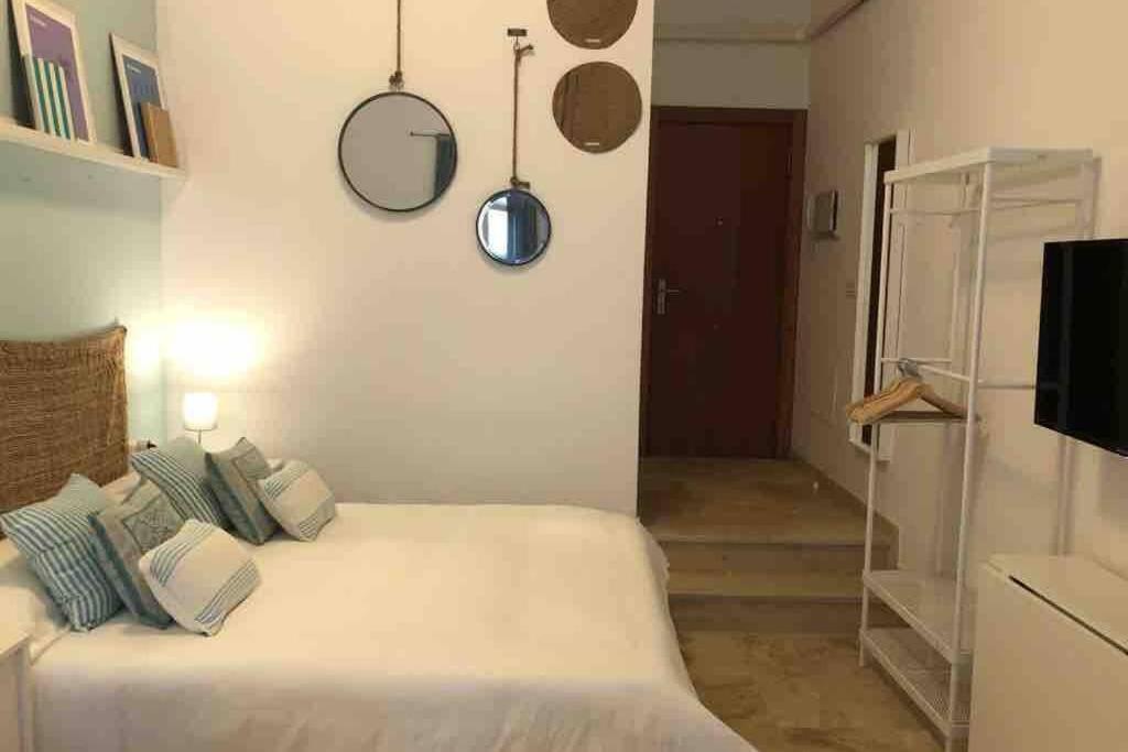 Postel nebo postele na pokoji v ubytování Cozy Loft Malaga Centre II