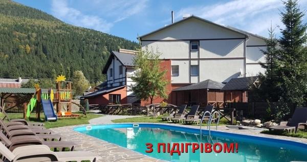 una grande casa con piscina e alcune sedie di Villa Nova a Tatariv