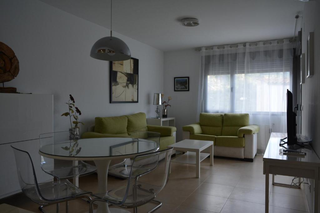 un soggiorno con divano e tavolo di Alojamiento CAZORLA DELUXE a Cazorla