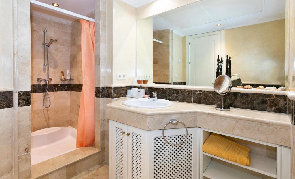 Luxury apartment with sea view, Marbella – Updated 2022 Prices