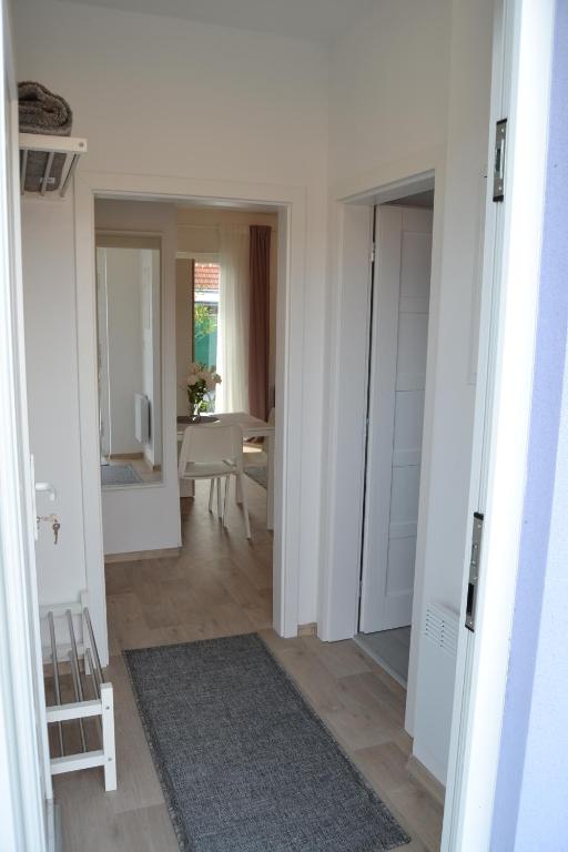 przedpokój z białymi ścianami i pokój ze stołem w obiekcie Modrý apartmán 2 - studio w Znojmie