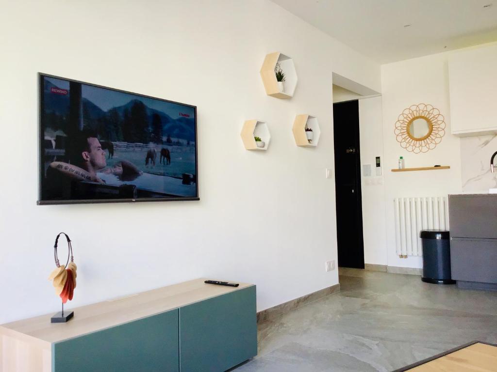 TV a/nebo společenská místnost v ubytování Salsa LUXE Terrasse et Parking Plages à 100m BEST OF JUAN