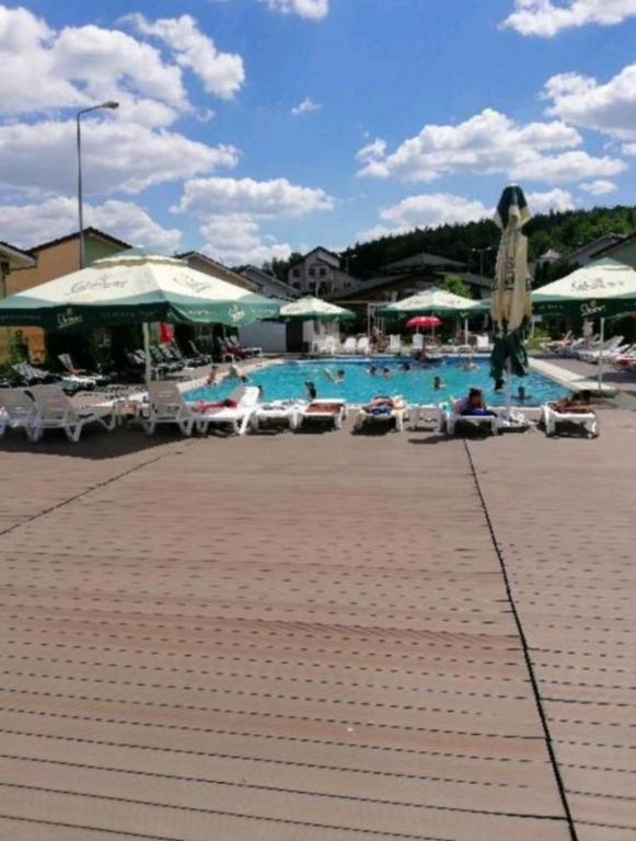 Nespecifikovaný výhled na hory nebo výhled na hory při pohledu z penzionu