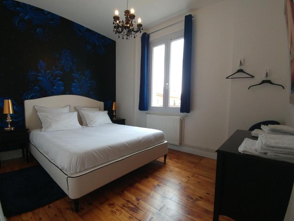 Un pat sau paturi într-o cameră la Confort douceur et calme dans Grenoble
