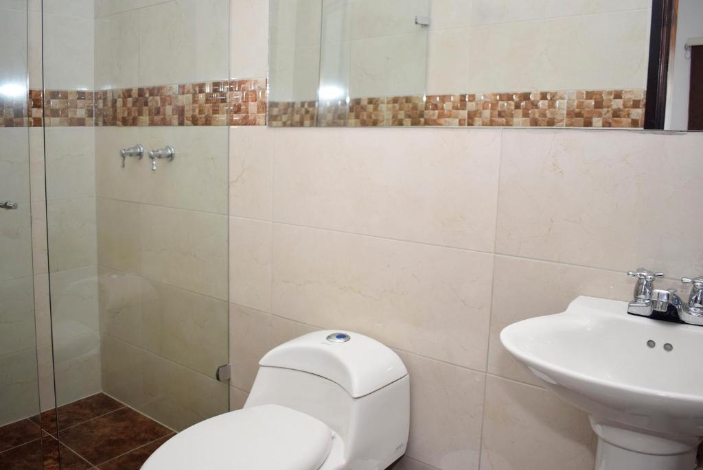 Un baño de Sixth House Suite