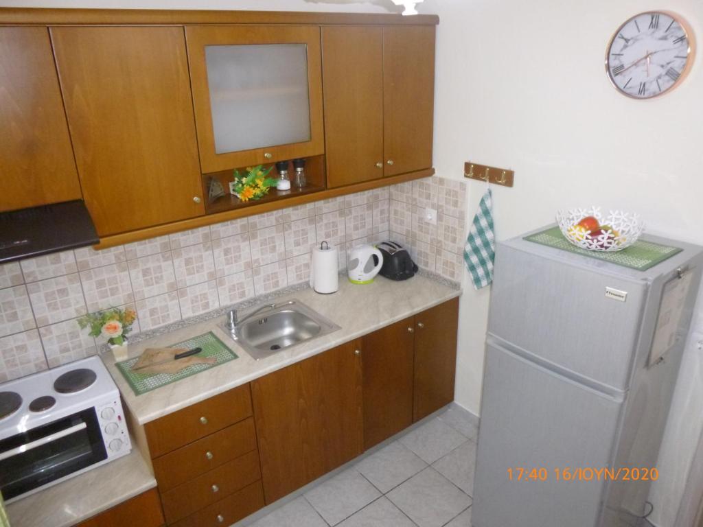 A kitchen or kitchenette at Bungalows Niki