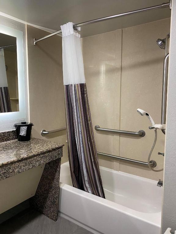 La Quinta by Wyndham Clarksville - Queen Room With Two Queen Beds - Mobility Access