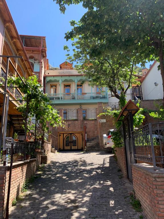 um beco vazio em frente a uma casa em Betlemi Old Town Hotel em Tbilisi