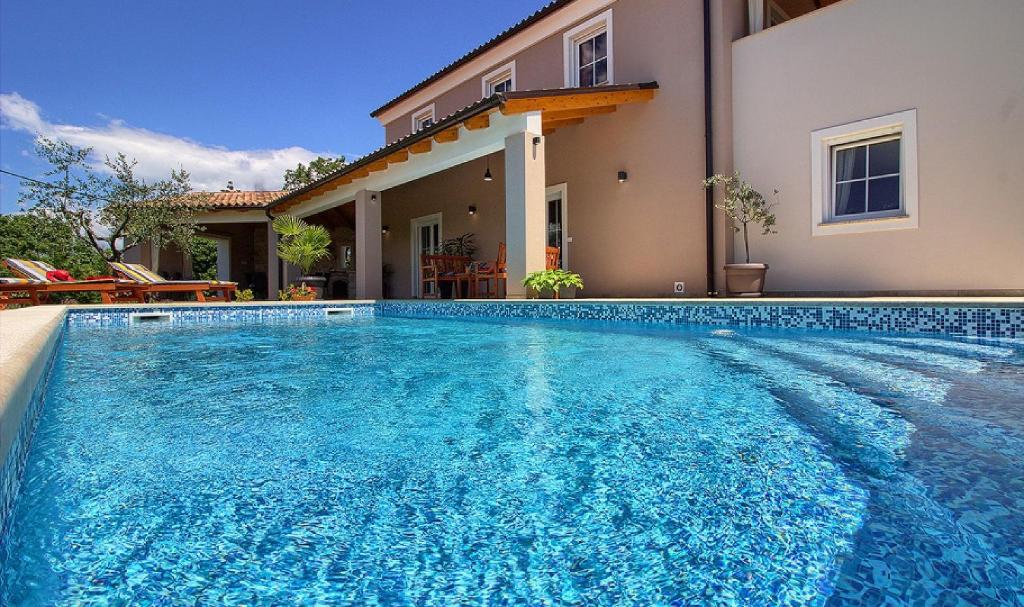 una piscina frente a una casa en Luxurious Mediterranean house (8+2) near to the beautiful beaches, en Kavran