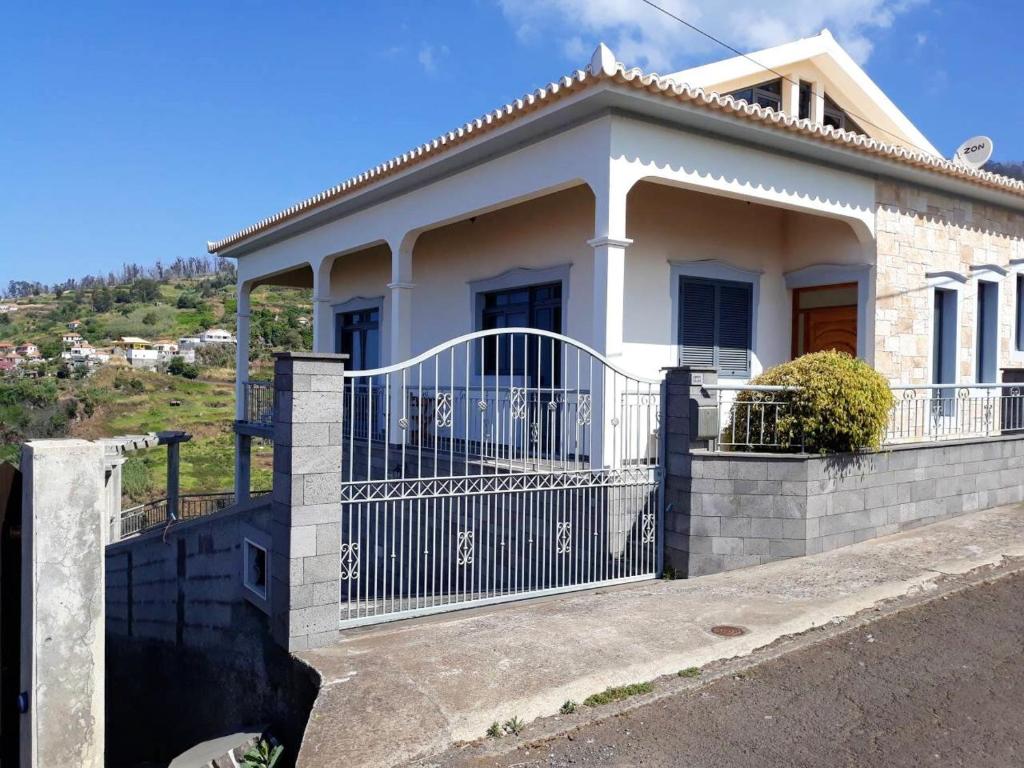 2 bedrooms apartment with sea view enclosed garden and wifi at Lombo Do Doutor 4 km away from the beach