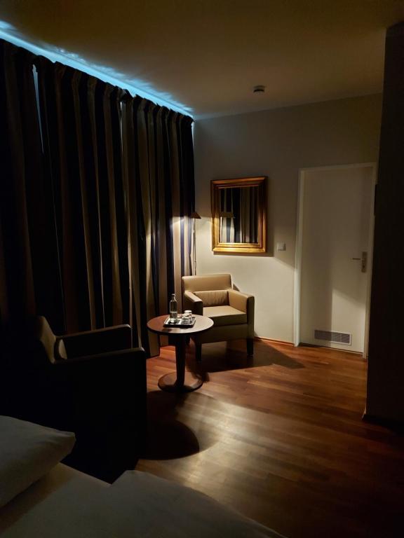 Postel nebo postele na pokoji v ubytování Hotel Kaiserhof am Dom