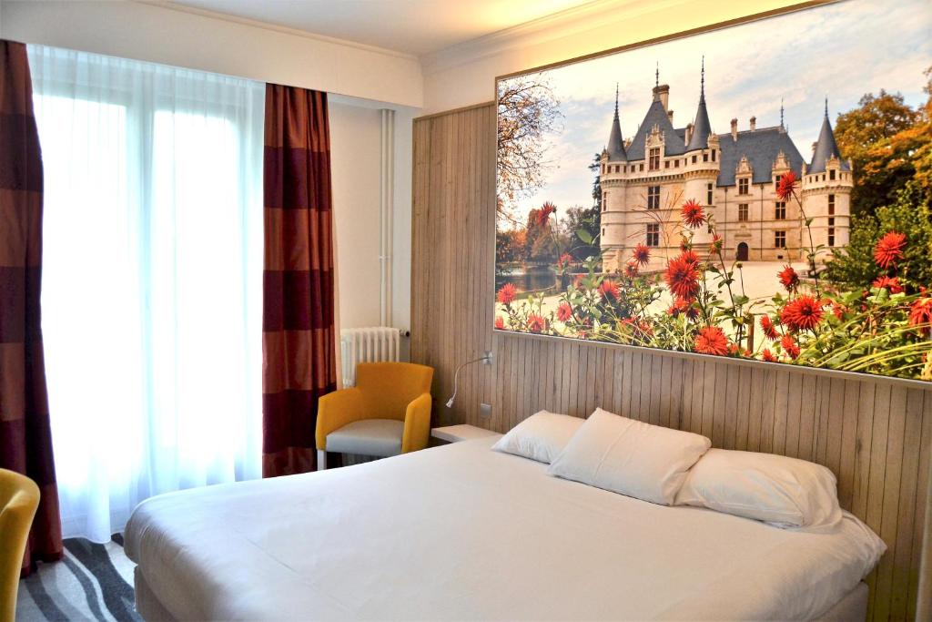 une chambre d'hôtel avec une peinture de château sur le mur dans l'établissement Kyriad Hotel Tours Centre, à Tours