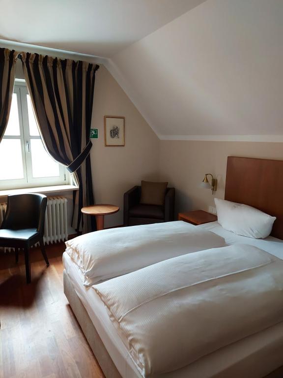 Postel nebo postele na pokoji v ubytování Hotel Kaiserhof am Dom