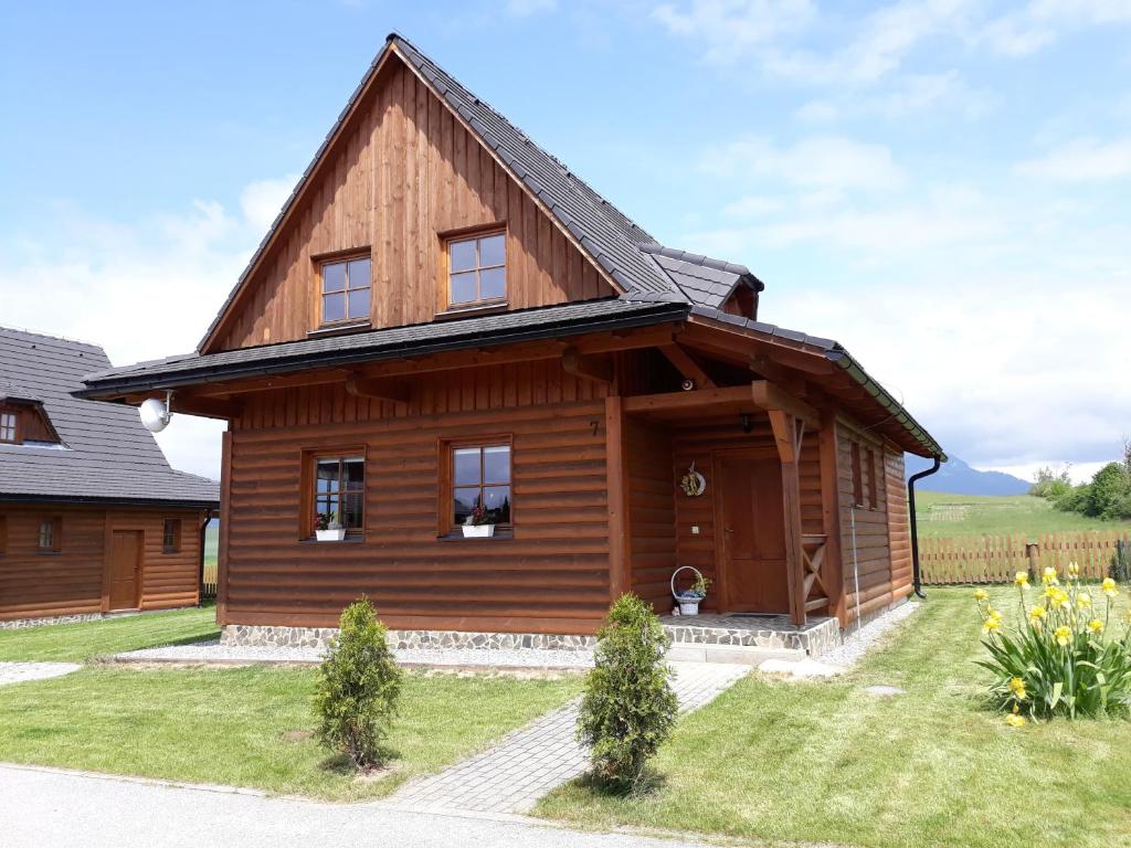 ein Holzhaus mit einem Gameradach in der Unterkunft Chata Liptovská Mara in Liptovský Trnovec