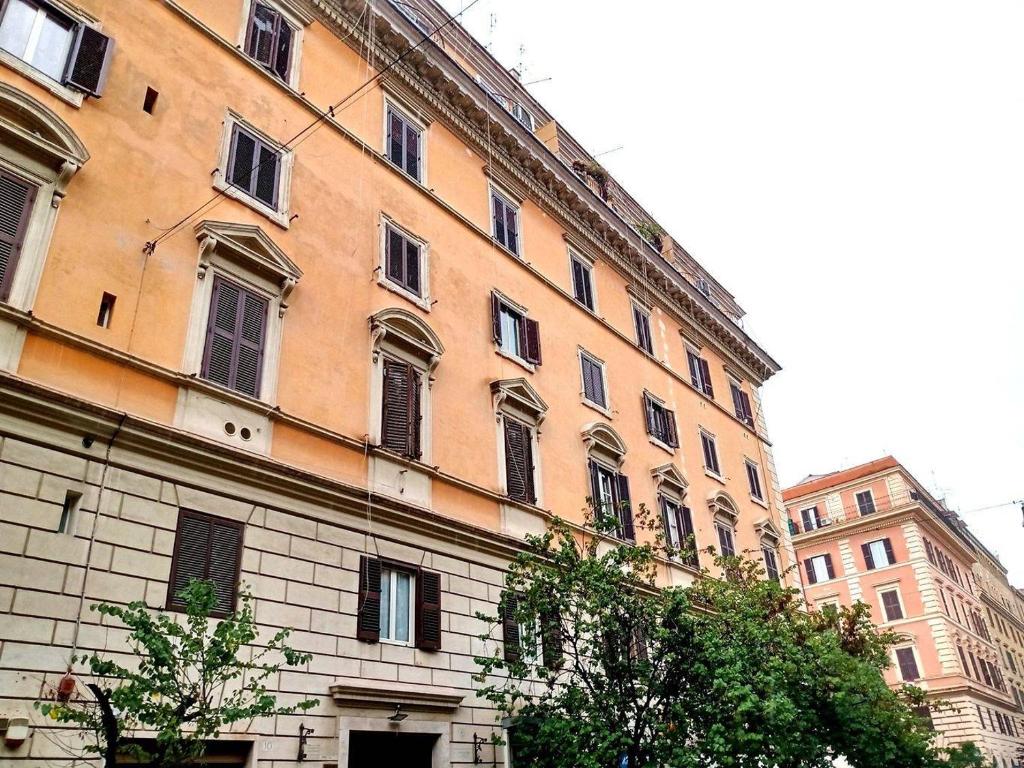 un grand bâtiment en briques avec beaucoup de fenêtres dans l'établissement Chiaretta Guest House, à Rome