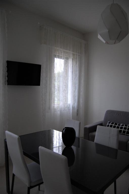 Telewizja i/lub zestaw kina domowego w obiekcie Locazione Turistica Elite Parco Brentelle bed & breakfast - Chiesanuova 135 e 167