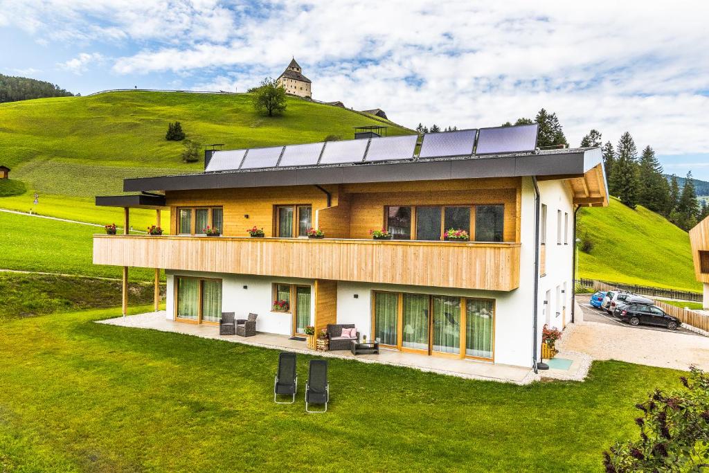 una casa con paneles solares en la cima de una colina en Chalet Morin, en San Martino in Badia