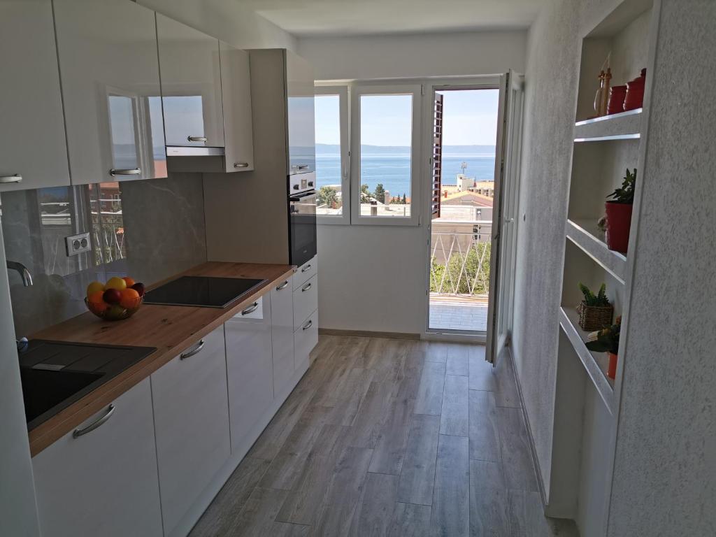Kuchyňa alebo kuchynka v ubytovaní Apartman Adriatic Pavlinovic - Makarska