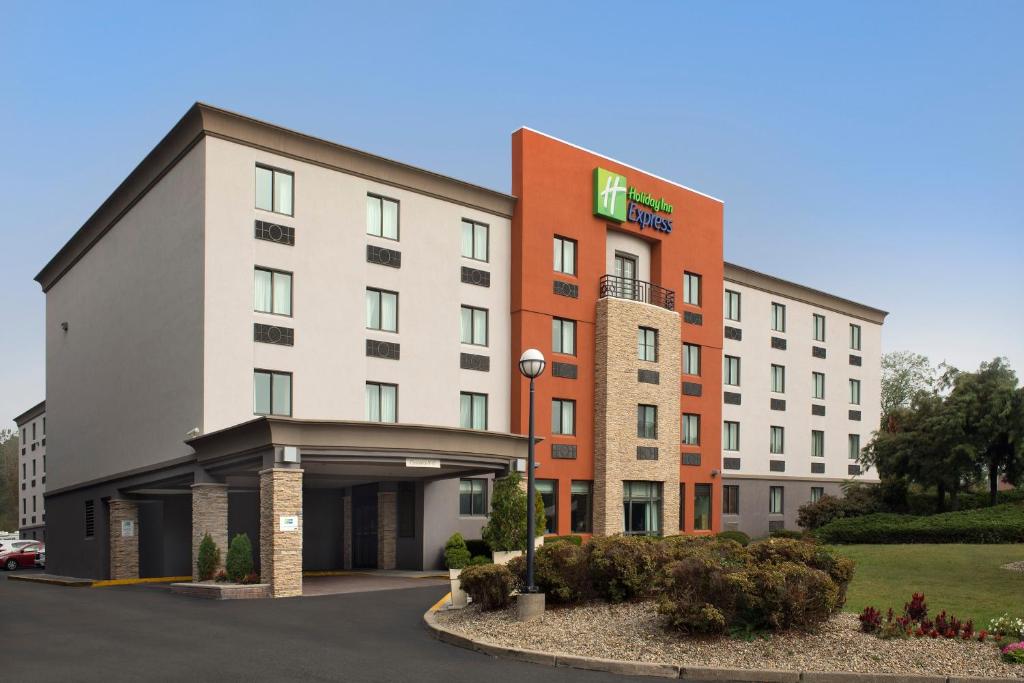 une représentation de l'avant d'un hôtel dans l'établissement Holiday Inn Express Boston - Saugus, an IHG hotel, à Saugus