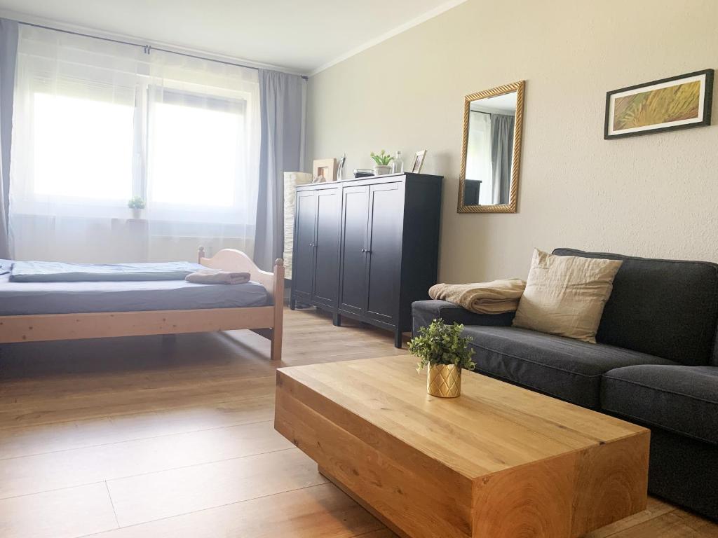 ein Wohnzimmer mit einem Sofa und einem Couchtisch in der Unterkunft Apartment Bella in Chemnitz