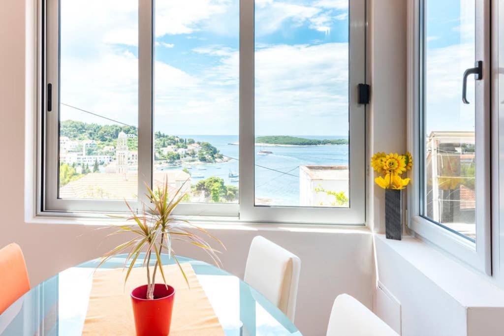 ein Esszimmer mit einem Tisch und Meerblick in der Unterkunft Apartment Jelka- center of Hvar town in Hvar