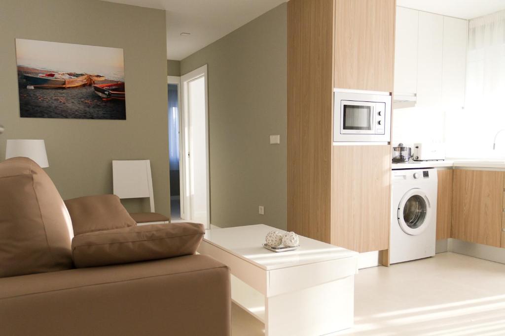 un soggiorno con divano e lavatrice di Sosiego Home a Puerto de Mazarrón