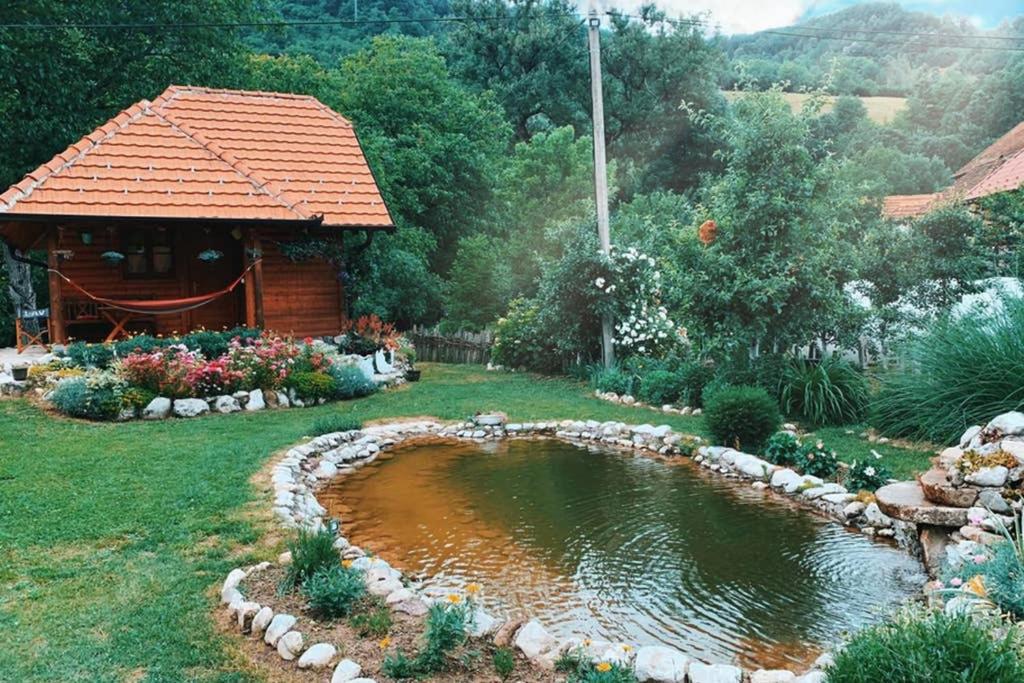 Vrt pred nastanitvijo Šum Rzava