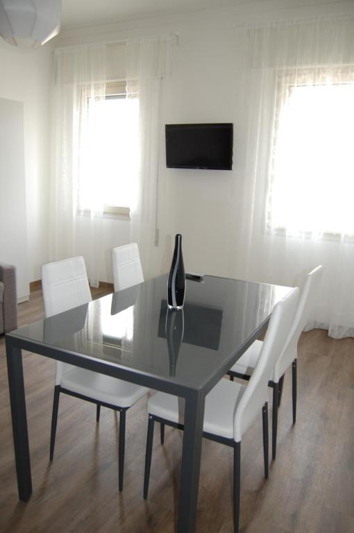 Telewizja i/lub zestaw kina domowego w obiekcie Locazione Turistica Elite Parco Brentelle bed & breakfast - Chiesanuova 135 e 167