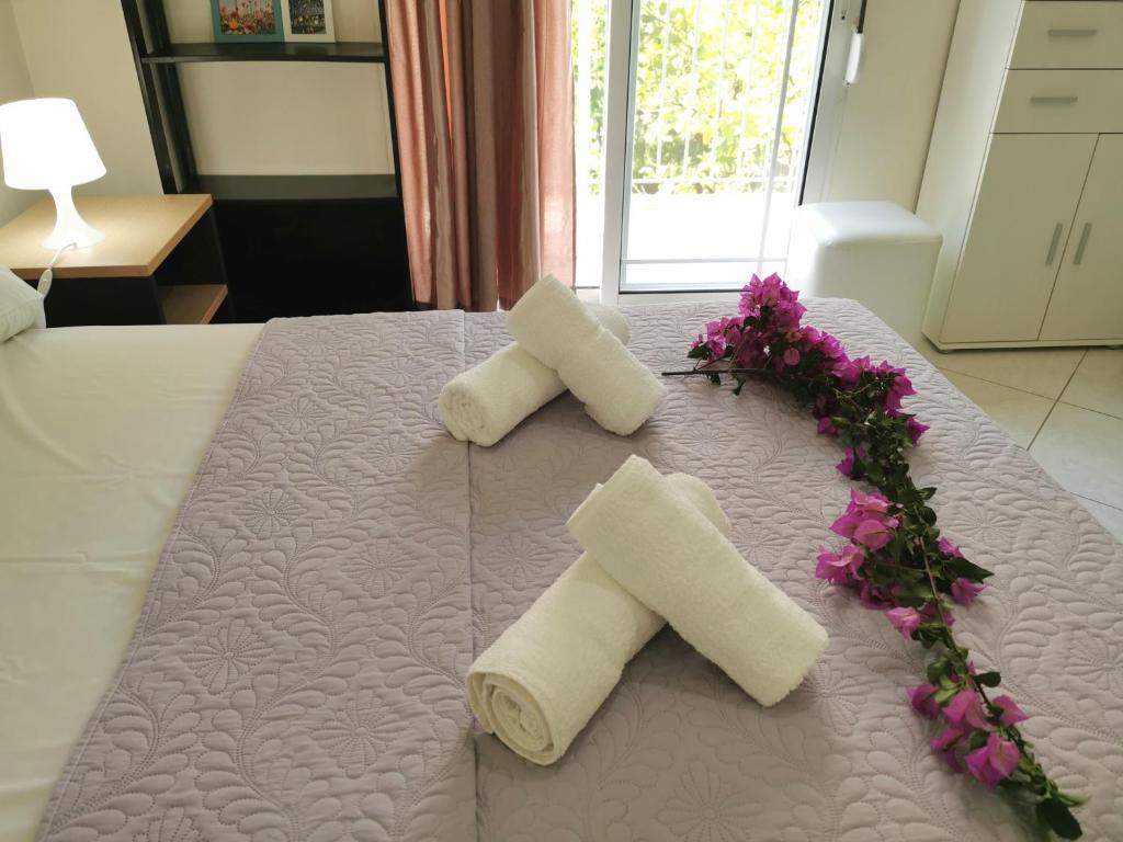 Posteľ alebo postele v izbe v ubytovaní Lefkada SunCentral Apartments