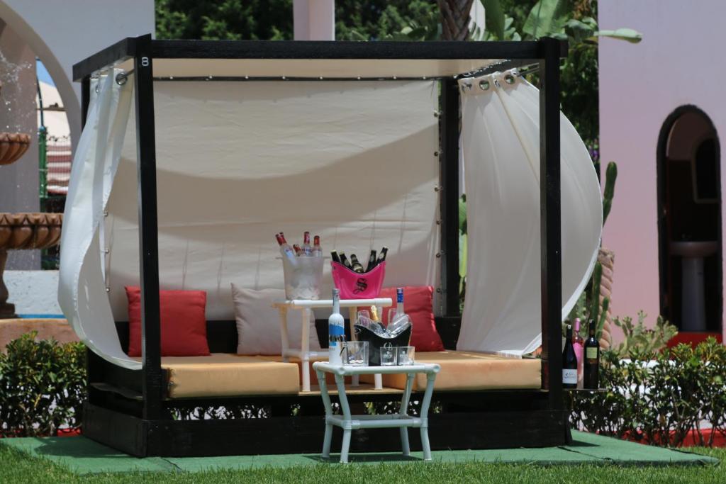 Taman di luar Hôtel Mandy