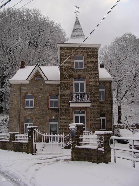 Petit Château de Harzé v zimě