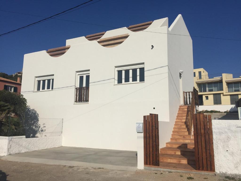 una casa bianca con le scale sul lato di Bellsol a Cala Ratjada