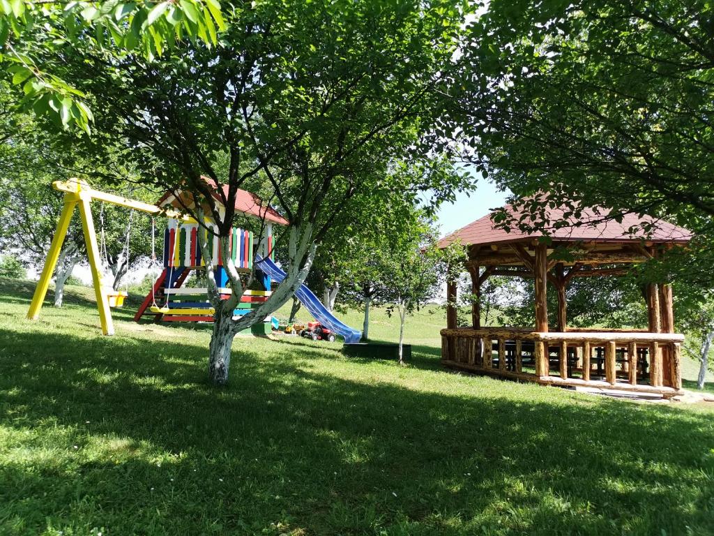 un parque con parque infantil y cenador en Apartments Tratinčica en Seliste Dreznicko