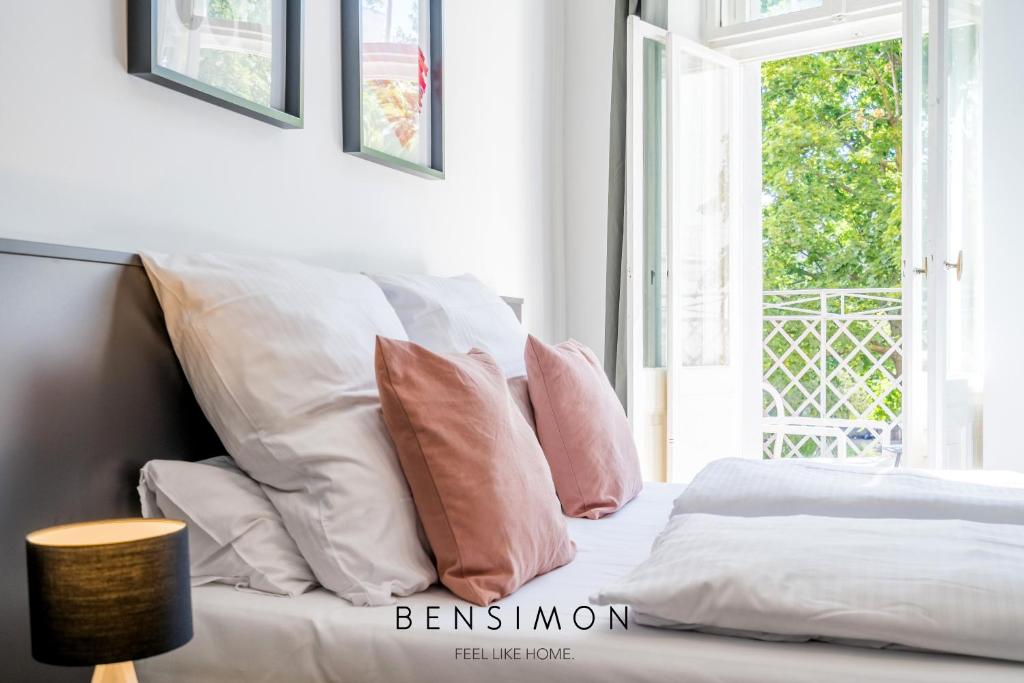 
A bed or beds in a room at BENSIMON apartments Prenzlauer Berg
