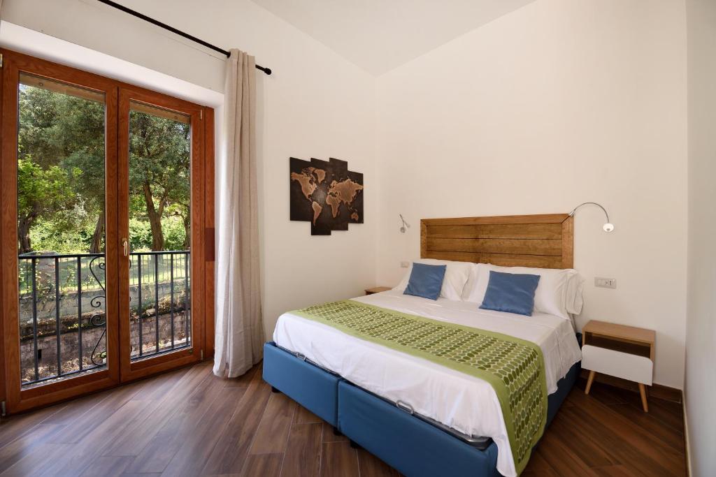 - une chambre avec un lit et un balcon dans l'établissement The Wanderlast Sorrento, à Sorrente