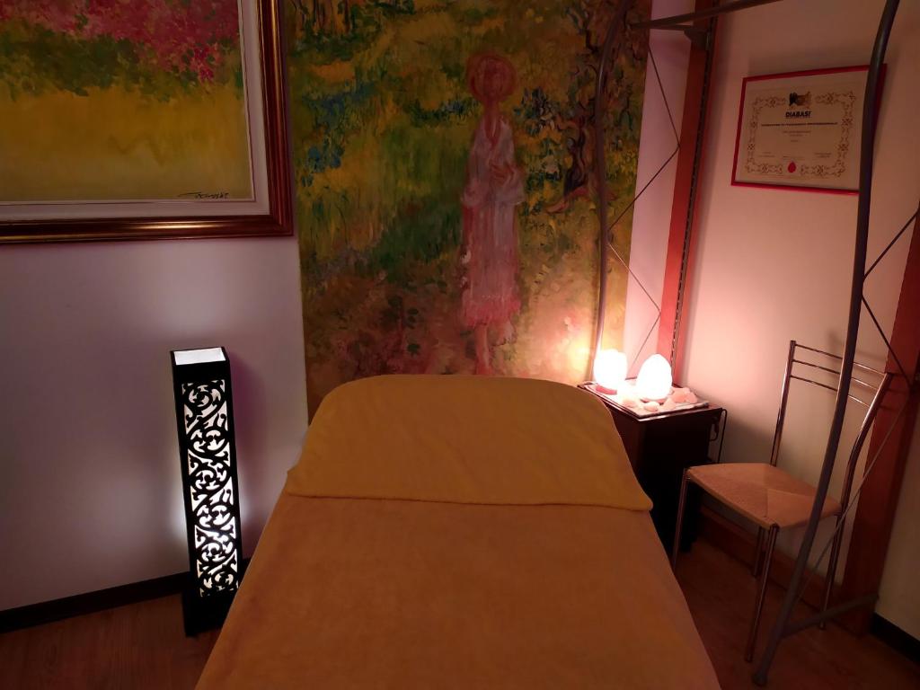 a bedroom with a bed and a painting on the wall at B&B Cà d'Artisti in Caorle