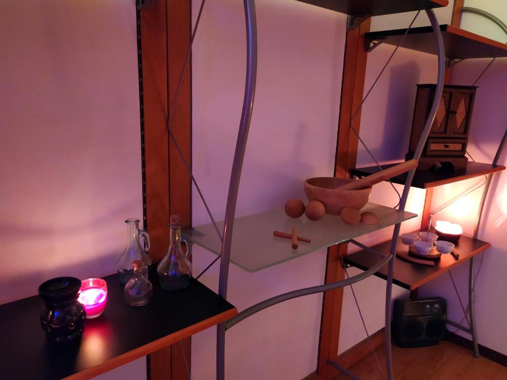 a room with a shelf with a bowl and candles at B&B Cà d'Artisti in Caorle