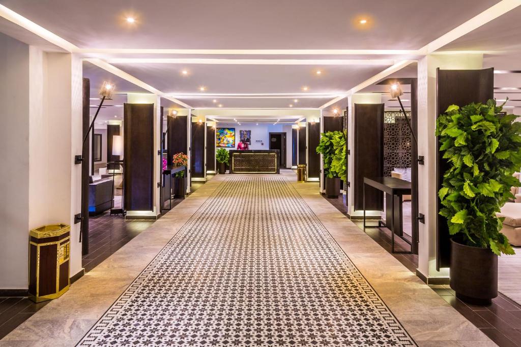 un pasillo de una tienda de moda con plantas en Azalaï Hôtel Nouakchott, en Nouakchott