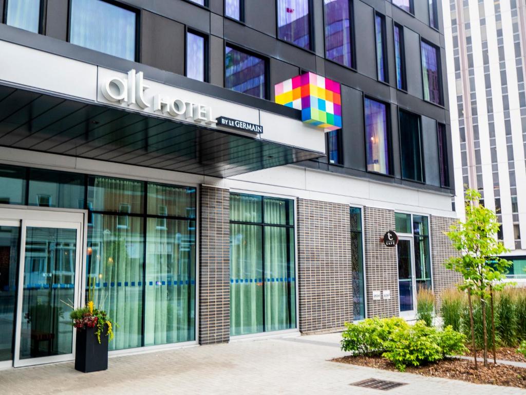 una entrada a un edificio de oficinas con un arco iris en Alt Hotel St. John's, en St. John's