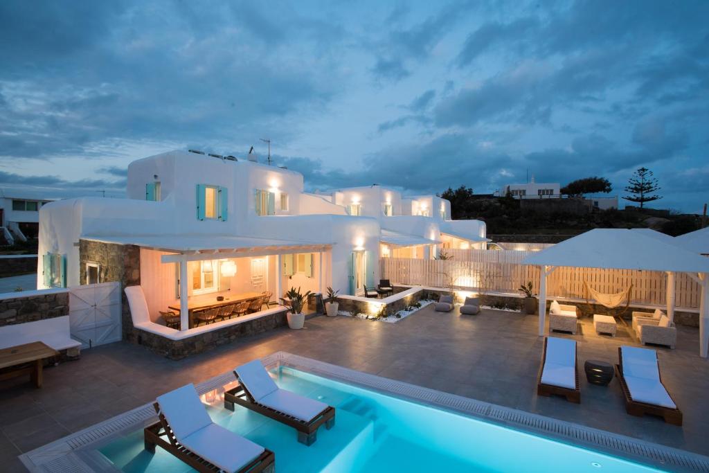 Bazén v ubytování TIFFANYS VILLAS nebo v jeho okolí
