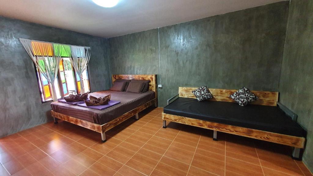 Postel nebo postele na pokoji v ubytování Moonshine Resort Chumphon