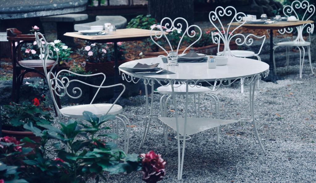 アウリジーナにあるAgriturismo Junaの庭園内のテーブルと椅子