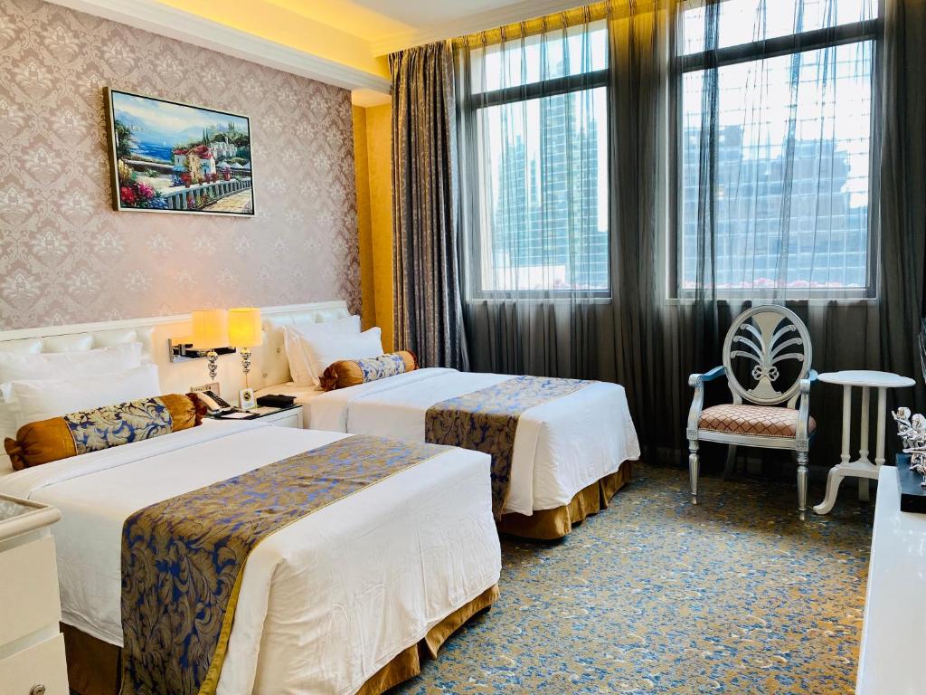 Un pat sau paturi într-o cameră la Hotel Metropole