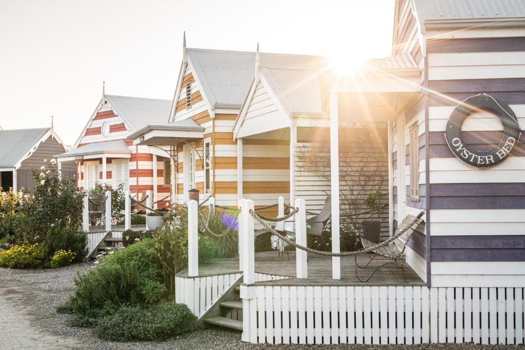 密道頓的住宿－海灘小屋米德爾頓酒店，一排房屋,有白色的围栏