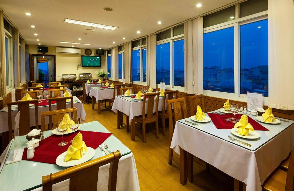 Restaurace v ubytování Lucky 3 Hotel & Travel